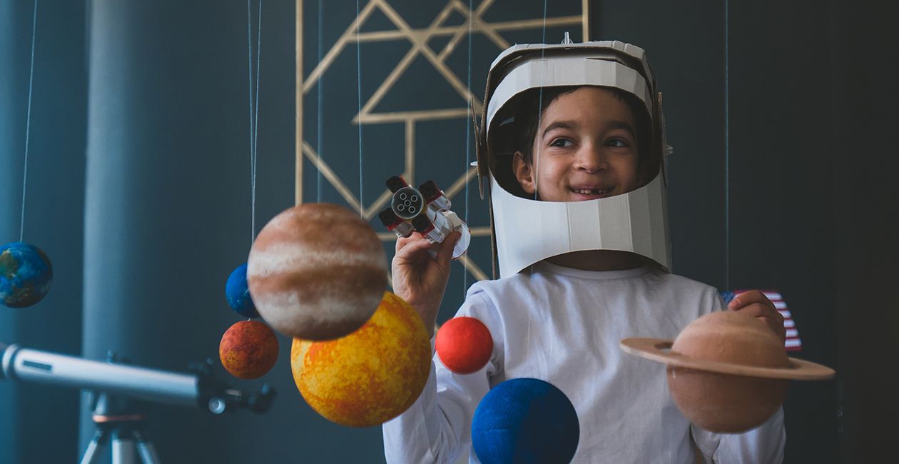 Élève astronaute et système solaire : l'immersion des ateliers NASA de Sciences en Folie dans les écoles du Québec.