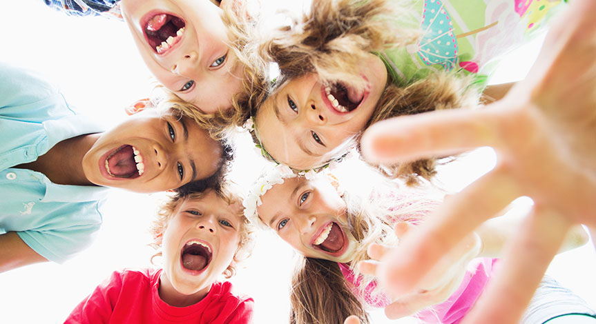Des enfants souriants car la science est inspirante