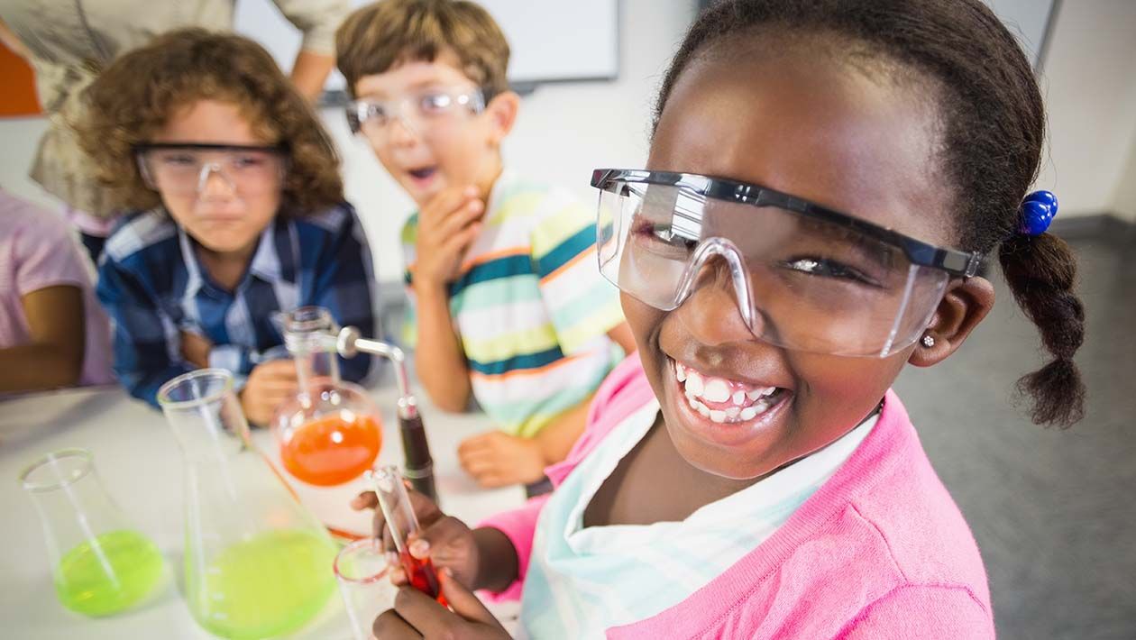 Élèves d'une école primaire de Lévis qui manipulent du matériel de laboratoire lors d'un atelier Sciences en Folie en classe